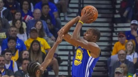 金州主场冷雨夜，库里39分救不了勇士的老毛病