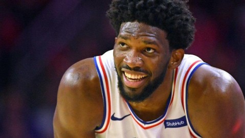 恩比德复出救主！一场过山车大战，76人客场硬刚公牛拿下了