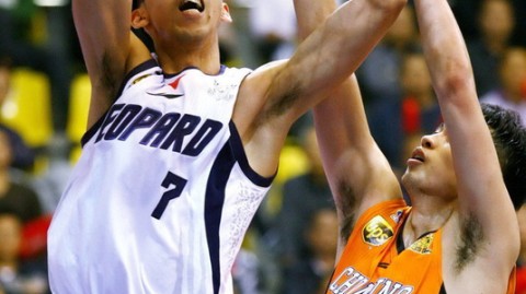 残阵广厦客场7分险胜天津重返榜首——胡金秋32分塔克三双率队豪取五连胜