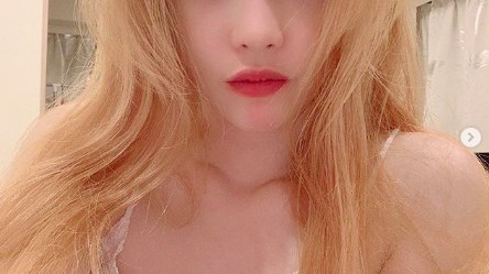 被D社拍到后火速承认，他们成了KPOP史上第一对公开恋爱的现
