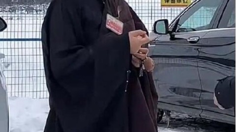 背锅半世纪被全网骂，现任妻子却每月给她打10万