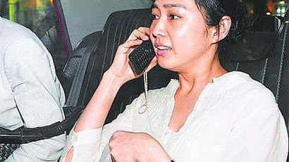# 藏了23年才公开，刘德华老婆朱丽倩背景到底多深？