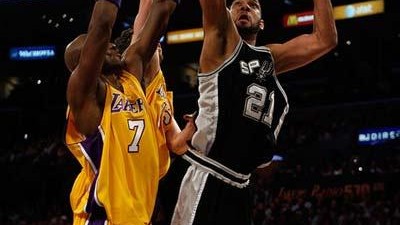 经典重溯  西部半决赛 G6 湖人 82-110 马刺：邓肯 37+16 统治禁区，马刺 4-2 终结湖人三连冠王朝