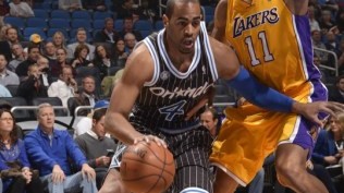 就差一厘米！湖人主场被魔术“偷”走胜利，这球看得我心脏受不了